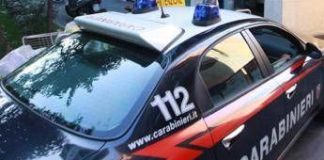 Bologna, trovato morto all’ingresso di casa: moglie fermata per omicidio