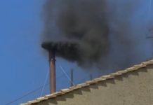 Conclave, è arrivata anche la seconda fumata: è ancora nera Conclave, è arrivata anche la seconda fumata è ancora nera