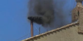 Conclave, è arrivata anche la seconda fumata: è ancora nera Conclave, è arrivata anche la seconda fumata è ancora nera