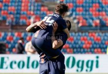 “Ormai è tardi”. Cosa significa questa vittoria del Cosenza? Gargiulo e Florenzi festeggiano la vittoria del Cosenza al triplice fischio (foto Francesco Farina)