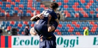 “Ormai è tardi”. Cosa significa questa vittoria del Cosenza? Gargiulo e Florenzi festeggiano la vittoria del Cosenza al triplice fischio (foto Francesco Farina)