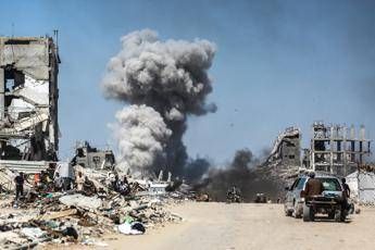 Gaza, media: 7 morti in bombardamento israeliano su ospedale