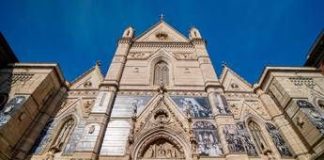 JR trasforma la facciata del Duomo di Napol in un mosaico di volti e storie