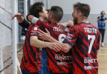 Pirossigeno Cosenza, poker alla Sandro Abate per credere nella salvezza La gioia dei giocatori rossoblù della Pirossigeno Cosenza (foto Michele De Marco)