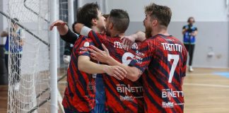 Pirossigeno Cosenza, poker alla Sandro Abate per credere nella salvezza La gioia dei giocatori rossoblù della Pirossigeno Cosenza (foto Michele De Marco)
