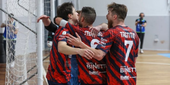 La gioia dei giocatori rossoblù della Pirossigeno Cosenza (foto Michele De Marco)