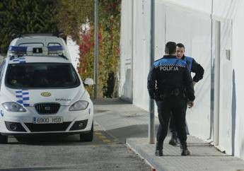 Lo Stato le ‘regala’ 400mila euro, lei li spende. Ora però rischia l’arresto