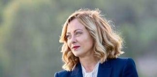 Quirinale, Meloni al ricevimento del 2 giugno: il ‘toc toc’ con Bonelli e i selfie