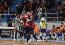 Missione salvezza per la Pirossigeno Cosenza: ecco quando si gioca il playout di ritorno Tripudio al PalaCosentia per un gol dei lupi (foto Michele De Marco)