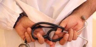 Truffava vittime prospettando terapie innovative per autismo, arrestato finto medico