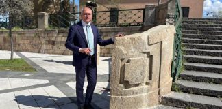 Cosenza, eseguiti lavori di restauro a Piazza Scanderbeg e via Sertorio Quattromani il Sindaco Franz Caruso su via Sertorio Quattromani accanto ad uno dei ceppi restaurati