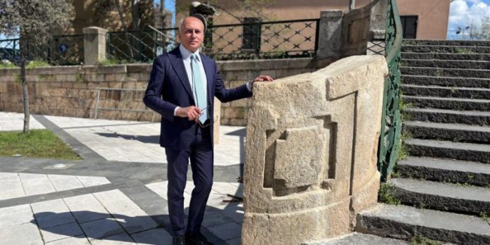il Sindaco Franz Caruso su via Sertorio Quattromani accanto ad uno dei ceppi restaurati