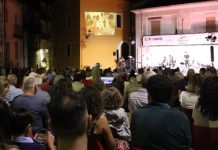 A Cerisano la musica diventa racconto, fragore di applausi per l’omaggio a Pino Daniele
