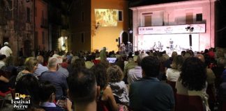 A Cerisano la musica diventa racconto, fragore di applausi per l’omaggio a Pino Daniele