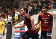 Futsal, impresa Pirossigeno Cosenza: ribalta Petrarca e conquista la salvezza in Serie A Adornato festeggia il gol del momentaneo 3-1 (foto Michele De Marco)