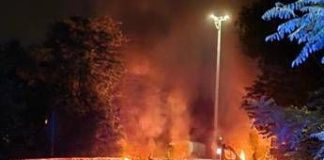 Commando assalta centro logistico a Lacchiarella, camion in fiamme e chiodi sulle strade