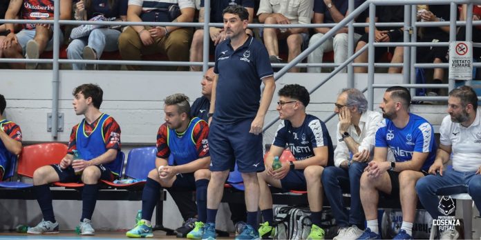 Daniel Ibañes durante l'ultima gara alla guida dei lupi (foto Michele De Marco)