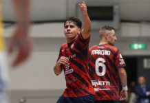 Futsal, il comunicato della Pirossigeno Cosenza certifica l’addio a Felipinho Felipinho esulta per il suo gol nel playoff di ritorno (foto Michele De Marco)