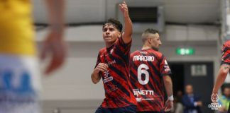 Futsal, il comunicato della Pirossigeno Cosenza certifica l’addio a Felipinho Felipinho esulta per il suo gol nel playoff di ritorno (foto Michele De Marco)