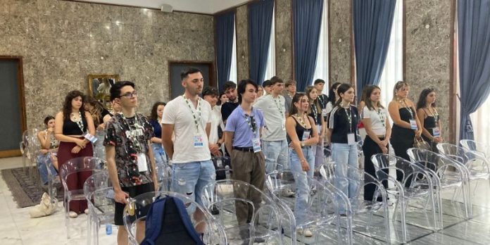 I ragazzi della Summer School “Desf4future” incontrano il Sindaco Franz Caruso