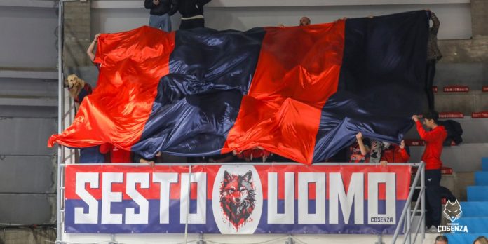 L'angolo occupato dai tifosi rossoblù al PalaCosentia (foto Michele De Marco)