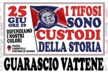I tifosi del Cosenza scendono in piazza per manifestare contro Guarascio Manifestazione dei tifosi del Cosenza contro Guarascio