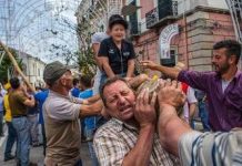 Matera, buoi sulla folla alla processione di Accettura: panico e 5 feriti