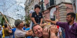 Matera, buoi sulla folla alla processione di Accettura: panico e 5 feriti