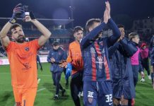 Poche garanzie, se resta Guarascio molti calciatori andranno via da Cosenza Micai e compagni dopo l'ultimo Cosenza-Catanzaro (foto Francesco Farina)