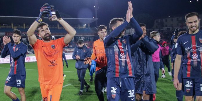 Micai e compagni dopo l'ultimo Cosenza-Catanzaro (foto Francesco Farina)