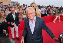 Michael Douglas: “Mi scuso per Trump da parte del mio Paese”