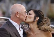 Nozze Bezos, “sei una meraviglia”: il sussurro di Jeff alla moglie in abito da sposa