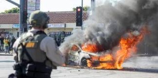 Proteste per raid anti-migranti, Trump invia la Guardia Nazionale a Los Angeles