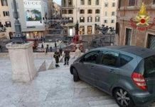 Roma, auto finisce su scalinata di Trinità dei Monti: soccorso 80enne al volante