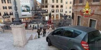 Roma, auto finisce su scalinata di Trinità dei Monti: soccorso 80enne al volante