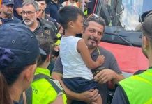 Emozione e applausi ai vigili del fuoco, il ritrovamento del piccolo Allen