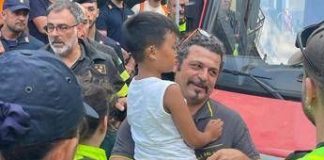 Emozione e applausi ai vigili del fuoco, il ritrovamento del piccolo Allen