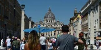 Caldo record non molla l’Italia, 18 città da bollino rosso oggi e domani