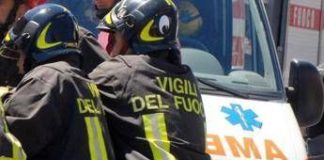 Fa giardinaggio e cade su inferriata che gli si conficca nel braccio