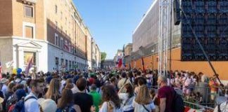 Giubileo giovani, in 70mila da tutta Italia in piazza S. Pietro: stasera preghiera con Zuppi