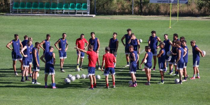 Il Cosenza sul campo di Lorica (foto Michele De Marco)