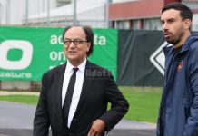 Non si muove una foglia. Il Cosenza è in ritardo pazzesco. Imbarazzante! Il presidente Guarascio con Kevin Marulla, uno dei tanti in attesa di conoscere il proprio destino nel Cosenza (foto Francesco Grazioli)