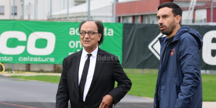 Il presidente Guarascio con Kevin Marulla, uno dei tanti in attesa di conoscere il proprio destino nel Cosenza (foto Francesco Grazioli)