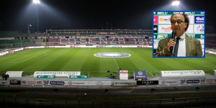 Lo sdegno della stampa nei confronti del Cosenza e del presidente Guarascio (foto Francesco Farina)