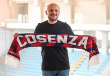 Alfredo Paniccia è il nuovo allenatore della Pirossigeno Cosenza Paniccia posa con la sciarpa rossoblù (foto Michele De Marco