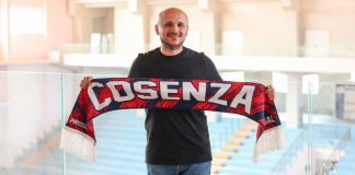 Alfredo Paniccia è il nuovo allenatore della Pirossigeno Cosenza Paniccia posa con la sciarpa rossoblù (foto Michele De Marco