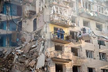 Ucraina, attacco con droni su Kiev. Zelensky: “Due morti e 15 feriti”