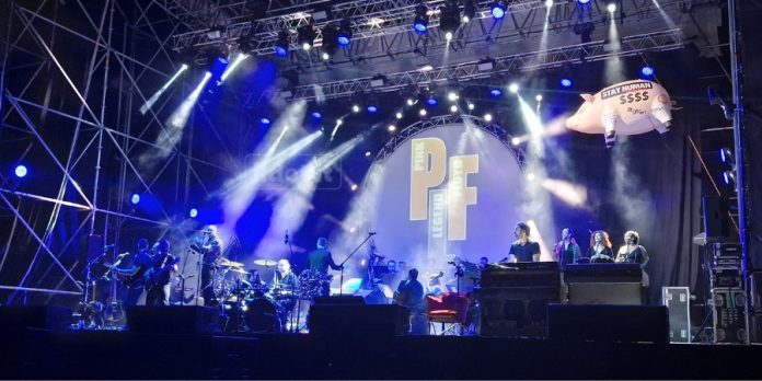 Un momento del live dei Pink Floyd Legend con l'Orchestra Sinfonica Brutia