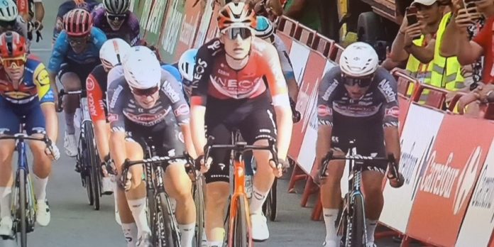 Ciclismo, Vuelta 2025 trionfo di Turner nella quarta tappa conclusa a Voiron in Francia