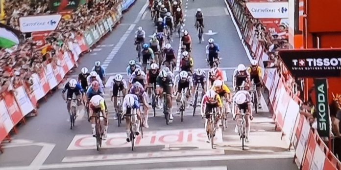 Ciclismo, Vuelta la tappa di Saragozza è di Philipsen, sprint vincente